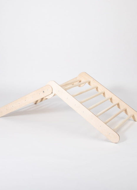 Montessori Klimrek in lage stand op witte achtergrond.