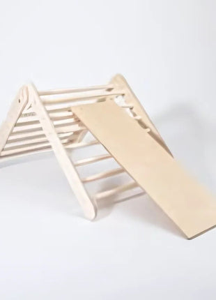 Montessori Klimrek met Helling in A-stand op witte achtergrond.