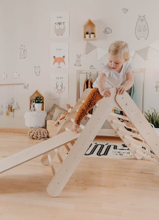 Kind klimt op het Montessori Klimrek met Helling in ingerichte speelkamer.