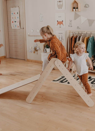 Kinderen glijden en spelen op het Montessori Klimrek met Helling in een speelkamer