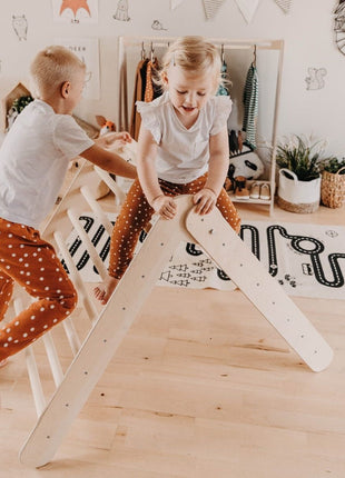 Twee kinderen klimmen op het Montessori Klimrek in ingerichte speelkamer.