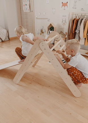 wee kinderen spelen op het Montessori Klimrek met Helling in een speelkamer.