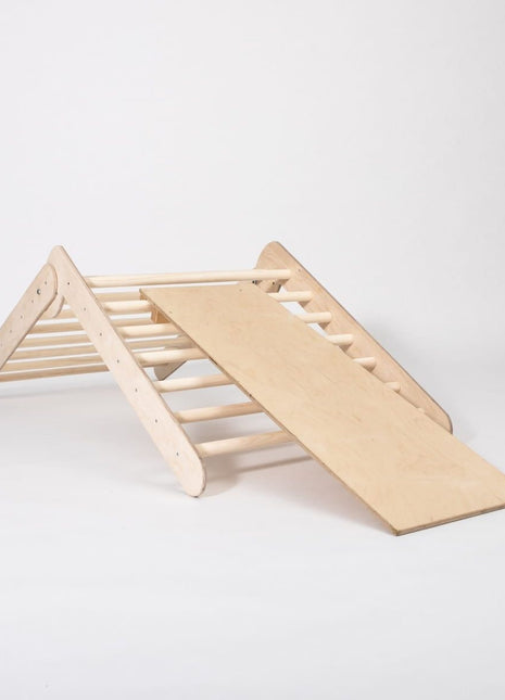 Uitgeklapt in lage stand Montessori Klimrek met Helling op witte achtergrond.