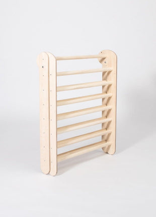 Opgevouwen Montessori Klimrek staand op witte achtergrond.