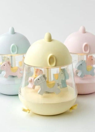 Drie Montessori nachtlampjes in pastelkleuren geel, blauw en roze, met draaiende paarden.