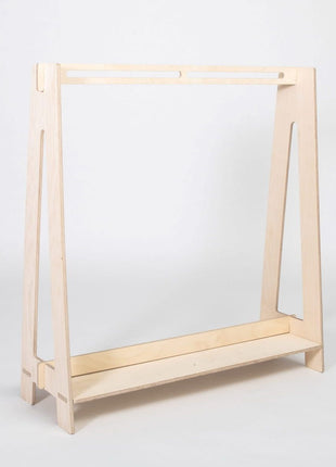 Montessori Peuterkledingrek in houten variant leeg weergegeven op witte achtergrond.