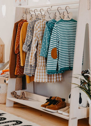 Montessori Peuterkledingrek in blank hout met groene, okergele en gestreepte kinderkleding