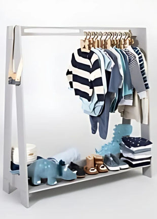 Montessori Peuterkledingrek in grijze variant met blauw en groen kleding op hangers.