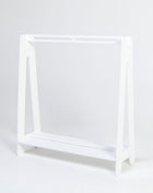 Montessori Peuterkledingrek in witte variant leeg weergegeven op witte achtergrond.