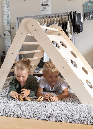 Twee kinderen spelen onder het klimrek – Montessori Waldorf speelstructuur bevordert samenspel en creativiteit.