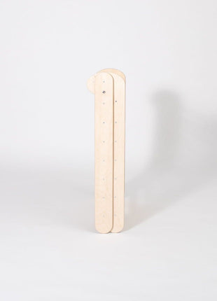 Opgevouwen Montessori Waldorf klimdriehoek – ruimtebesparend ontwerp voor eenvoudige opslag na het spelen.