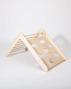 Verlaagde klimdriehoek met gatenpaneel – ideaal voor balans en tactiele uitdaging bij peuters.