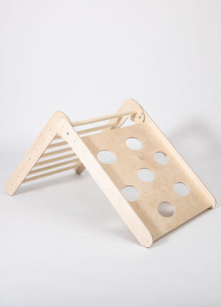 Verlaagde klimdriehoek met gatenpaneel – ideaal voor balans en tactiele uitdaging bij peuters.