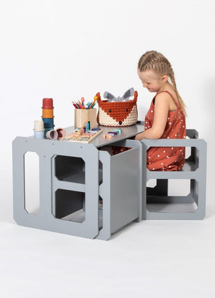 Meisje speelt aan grijze Multifunctionele Montessori Speeltafel met Twee Stoelen.