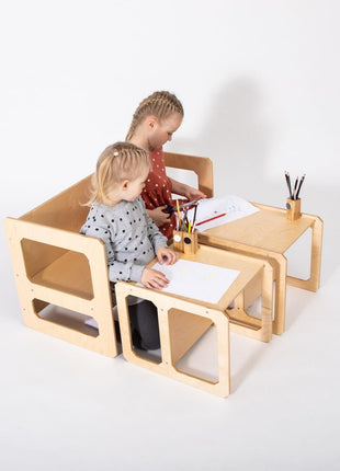 Twee kinderen tekenen aan naturel Multifunctionele Montessori Speeltafel met Twee Stoelen.