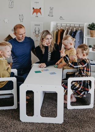 Gezin speelt samen aan witte Multifunctionele Montessori Speeltafel met Twee Stoelen