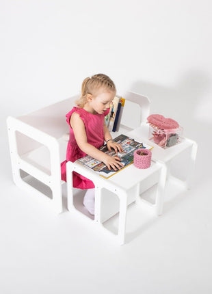 Kind leest boek aan witte Multifunctionele Montessori Speeltafel met Twee Stoelen.