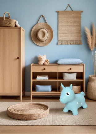My First Jumpy blauw springpaard in kinderkamer op vloerkleed