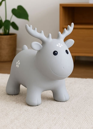 My First Jumpy grijs spring-rendier op tapijt bij houten kast in interieur.