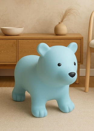 My First Jumpy lichtblauw springbeer in interieur bij houten dressoir.