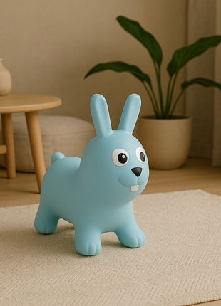 My First Jumpy lichtblauw springkonijn in interieur bij houten tafeltje en plant.