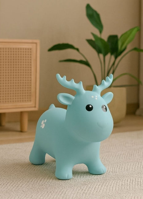 My First Jumpy lichtblauwe springrendier staand op tapijt in woonkamer.