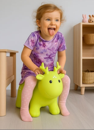 My First Jumpy lichtgroene springrendier met zittend meisje in speelhoek.