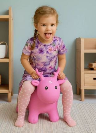 My First Jumpy roze springrendier met meisje zittend in kinderkamer.