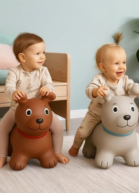 Twee peuters zitten op bruine en grijze My First Jumpy springhond in Japandi speelkamer.