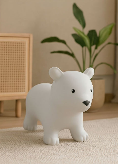 My First Jumpy wit springbeer in interieur bij rotan dressoir en plant.