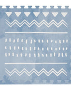 Enkele puzzeltegel van de OLYA KIDS Boho Azure speelmat met wit boho-patroon op azuurblauwe achtergrond.