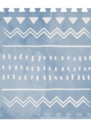 Enkele puzzeltegel van de OLYA KIDS Boho Azure speelmat met wit boho-patroon op azuurblauwe achtergrond.