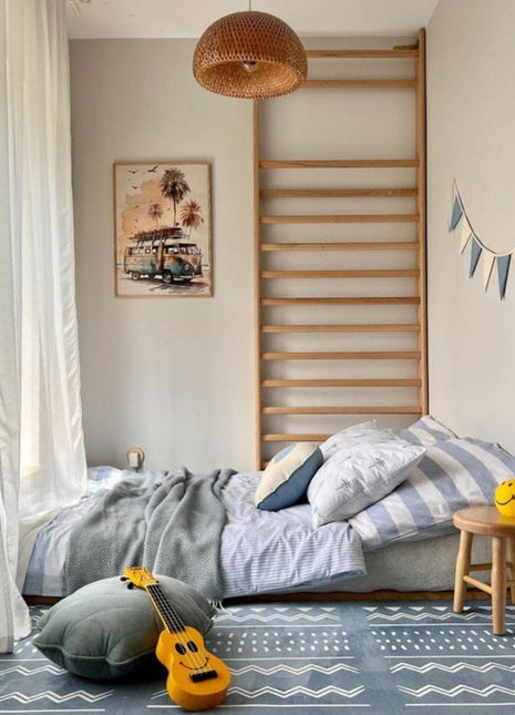 OLYA KIDS Boho Azure speelmat in slaapkamer met kussen en gele ukelele.