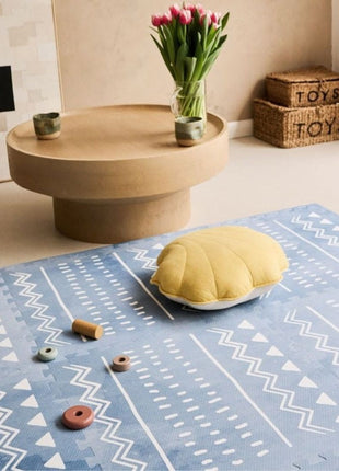 OLYA KIDS Boho Azure speelmat met geel kussen en houten tafel met bloemen.