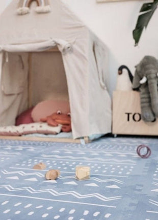 OLYA KIDS Boho Azure speelmat met houten speelgoed voor een speeltent.