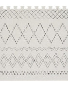 Enkele tegel van de OLYA KIDS Boho Classic schuimpuzzelmat met zwart boho-patroon.