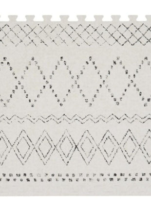 Enkele tegel van de OLYA KIDS Boho Classic schuimpuzzelmat met zwart boho-patroon.