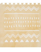 Enkele tegel van de OLYA KIDS Boho Zand speelmat met wit boho-patroon op beige achtergrond.