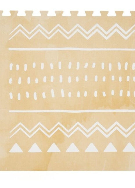 Enkele tegel van de OLYA KIDS Boho Zand speelmat met wit boho-patroon op beige achtergrond.