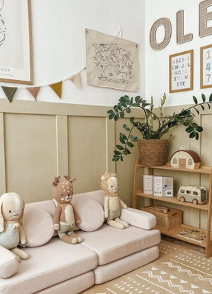 OLYA KIDS Boho Zand speelmat met bank, knuffels en houten speelgoed in kinderkamer.