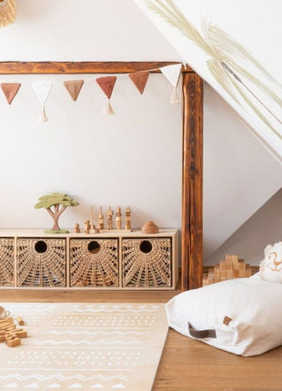 OLYA KIDS Boho Zand speelmat met houten speelgoed en zitzak in natuurlijke speelruimte.