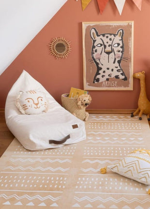 OLYA KIDS Boho Zand speelmat met kussen en zitzak in warme speelhoek met terracottawand.