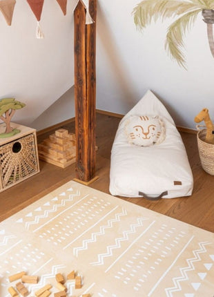 OLYA KIDS Boho Zand speelmat met zitzak en wanddecoratie van palmboom in speelhoek.