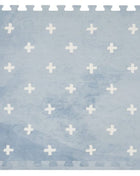 Enkele puzzeltegel van de OLYA KIDS Cross Azure speelmat met wit kruispatroon op lichtblauwe achtergrond.