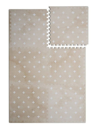 Bovenaanzicht van zes OLYA KIDS Cross Sand speelmattegels met wit kruisjespatroon.