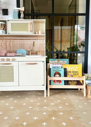 OLYA KIDS Cross Sand speelmat met houten speelkeuken en boekenrek in kinderruimte.