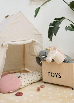 OLYA KIDS Cross Sand speelmat met speeltent en houten speelgoedkist in kinderkamer.