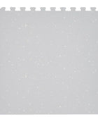 Enkele tegel van de OLYA KIDS Spots Dove speelmat met wit spikkelpatroon op grijze ondergrond.