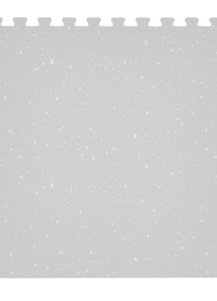 Enkele tegel van de OLYA KIDS Spots Dove speelmat met wit spikkelpatroon op grijze ondergrond.