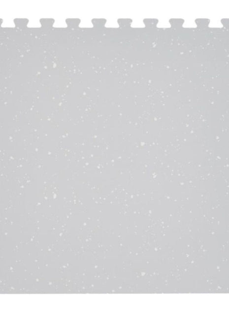 Enkele tegel van de OLYA KIDS Spots Dove speelmat met wit spikkelpatroon op grijze ondergrond.